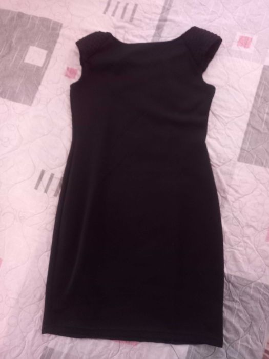 Продавам 2 рокли в отлично състояние!