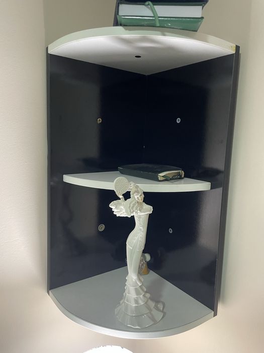 Диван кровать, стол, комод,