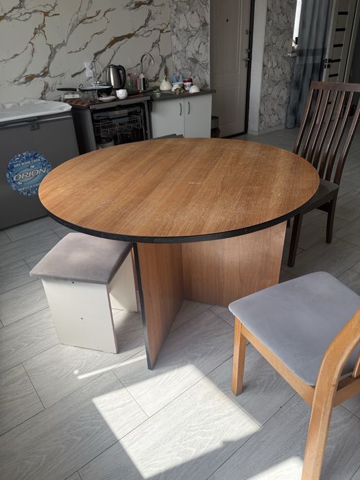 Продается стол круглый кухонный