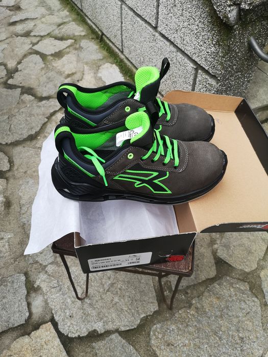 Нови работни обувки с бомбе