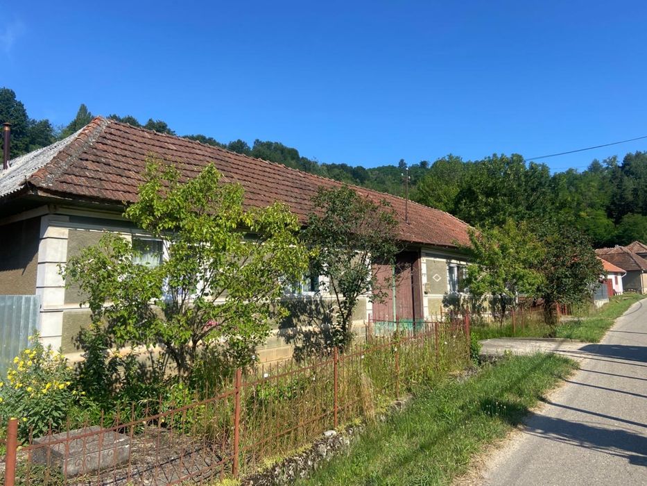 Casa de vanzare (151 mp) cu teren (4991 mp)