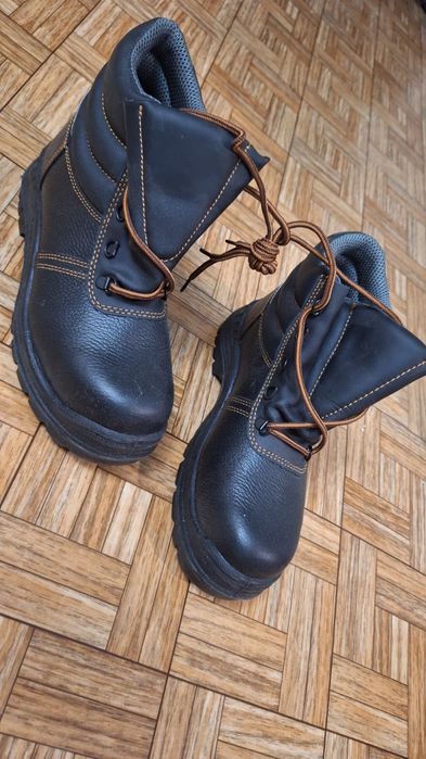 Продам обувь и ватники..пишите .