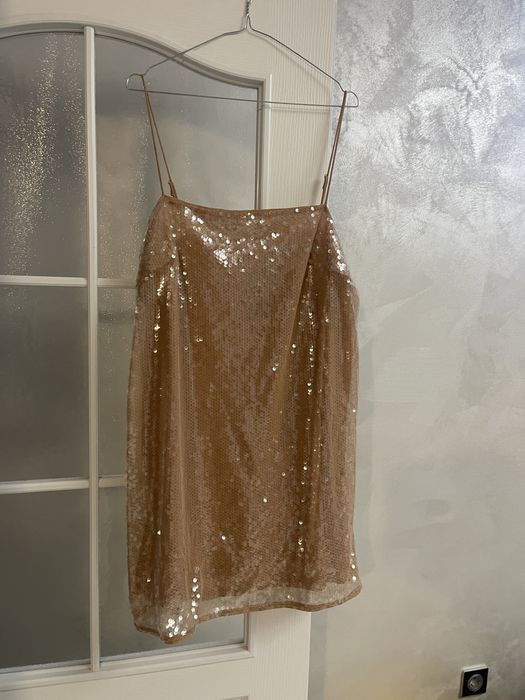 Не е възможно рокля с пайети на тази бена  размер “L”