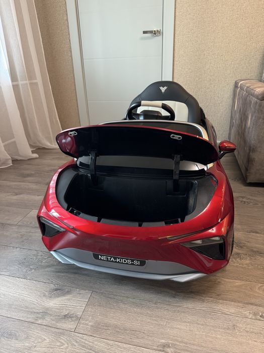 Машинка на аккумуляторе Tesla