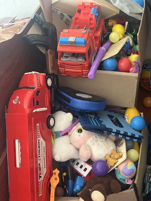 Продам детскийе игрушки по коробке