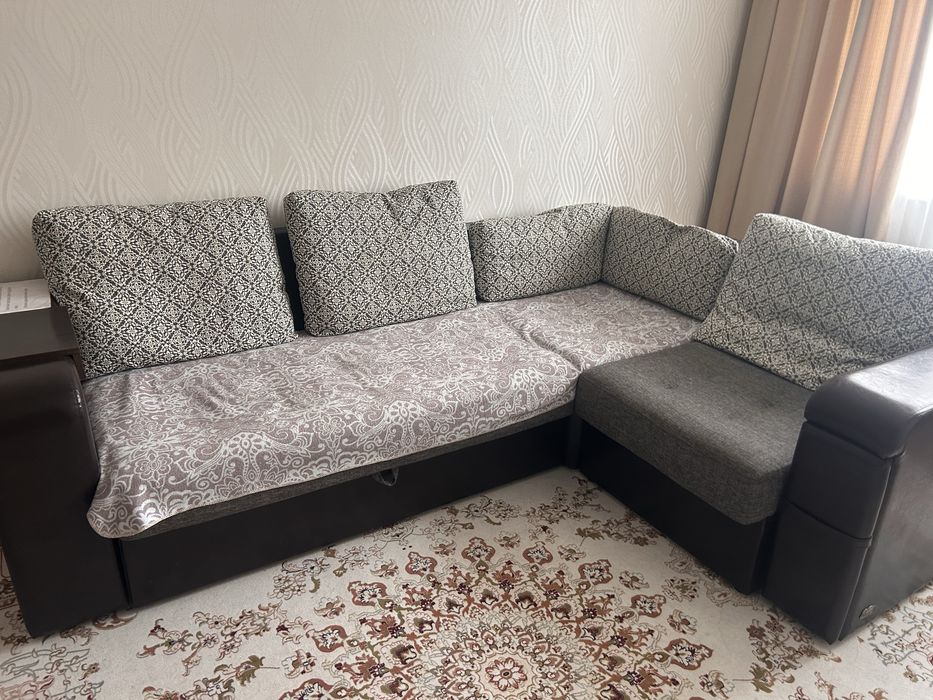 Угловой диван в хорошем состоянии. Раскладной.