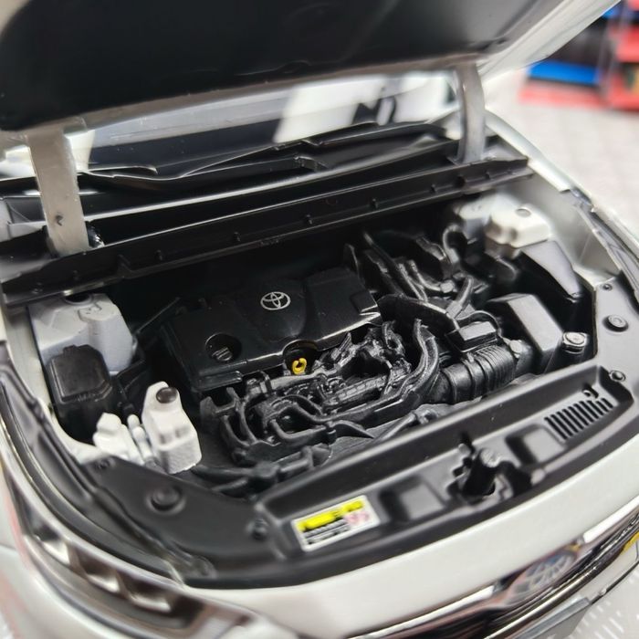 Toyota higlander hybrid 1:18 modeli birga bir(o’yinchoq)