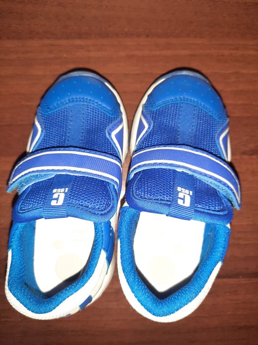 Продам кроссовки на мальчика!