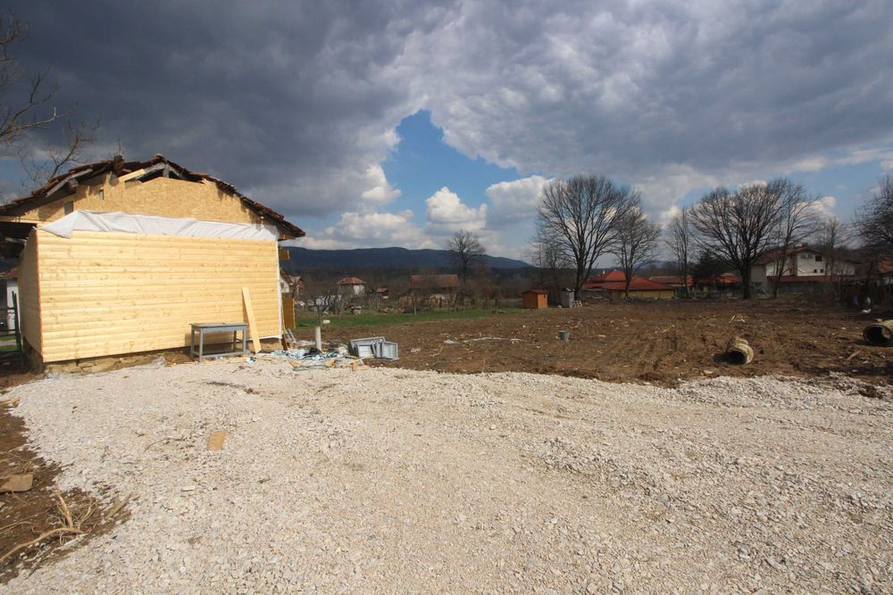 Парцел с къща в с. Новаковци