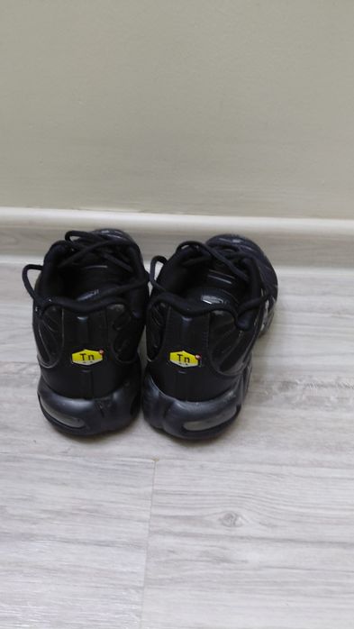 Продам мужские кроссовки