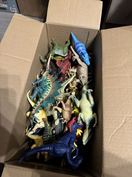 Dinozauri Jurassic World Indominus si Loturi de dino