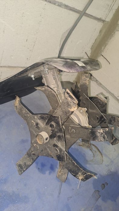 Prasitoare adaptabilă pentru motocoasă