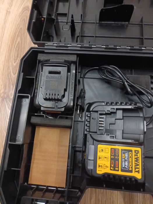 Винтоверт Dewalt DCD800