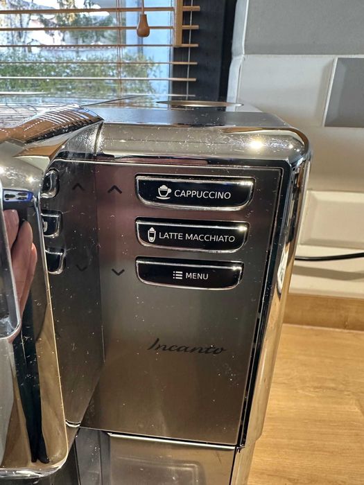 Saeco Incanto Aвтоматична кафемашина с кана за мляко