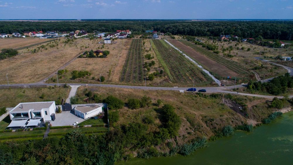 Vanzare teren cu UTILITATI langa LAC si PADURE - str Lotusului