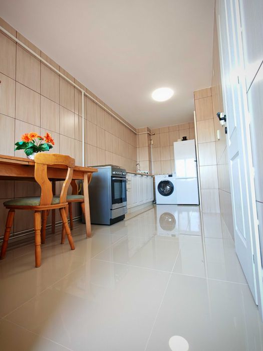 Inchiriez Apartament 2 camere, decomandat, renovat, situat în Micro 3, Bld. Eroilor