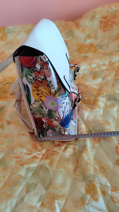 Дамска раница в пролетен цвят