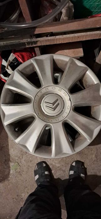 Продавам 2 летни гуми и 4 джанти