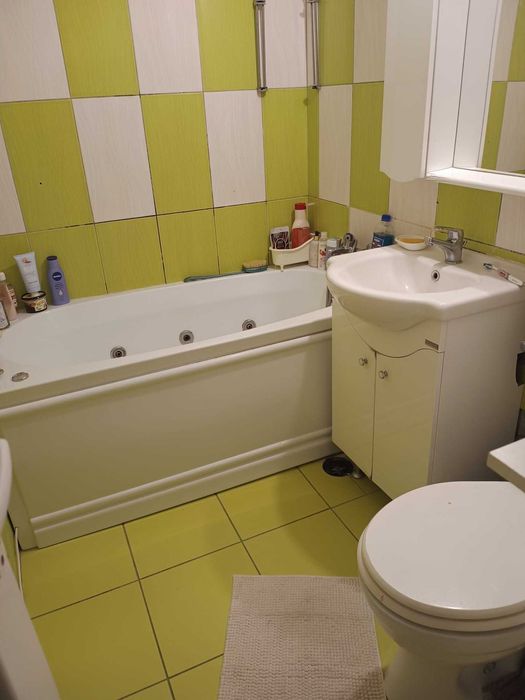 Vand apartament cu 2 camere, luminos si primitor, situat pe strada Iacob Andrei- punct de reper Zona Comerciala Baduc . Ideal pentru locuit.