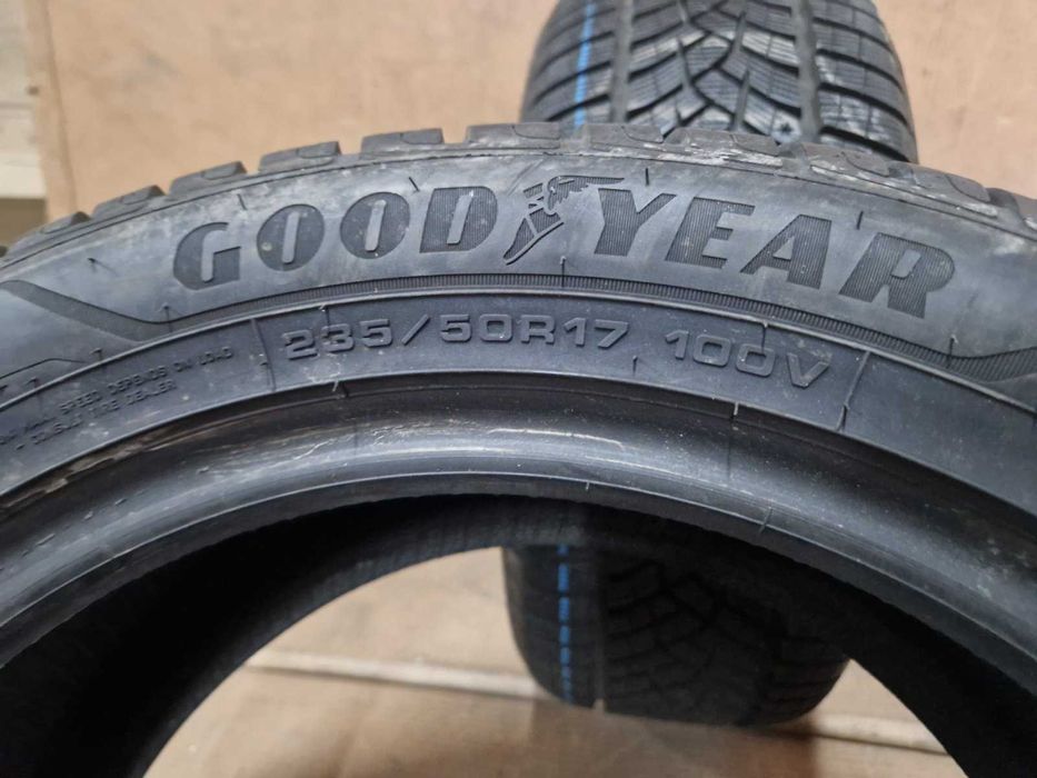 2 Goodyear R17 235/50
зимни гуми
DOT4319