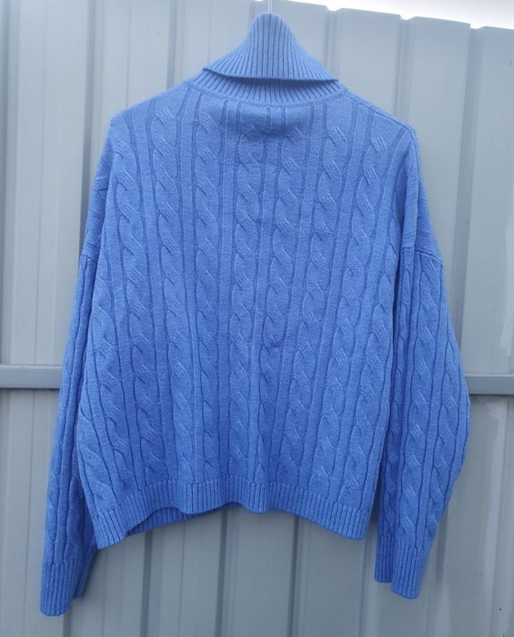 Pulover albastru pe gat