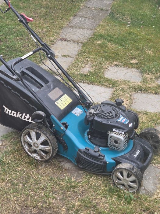 Vand masina de tuns gazon