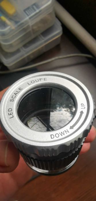 Регулируема фокусна лупа. Увеличително стъкло с LED UV светлина