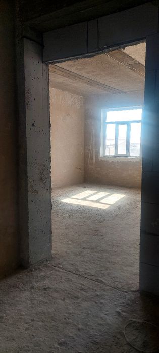 3 xonali yangi 2 etajdan Yangi O'zbekiston bog'i oldidan