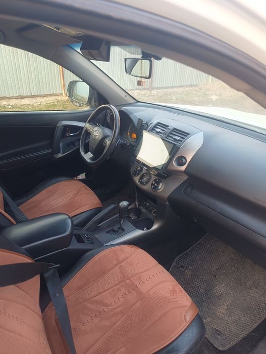 Тойота Рав 4 2011 года