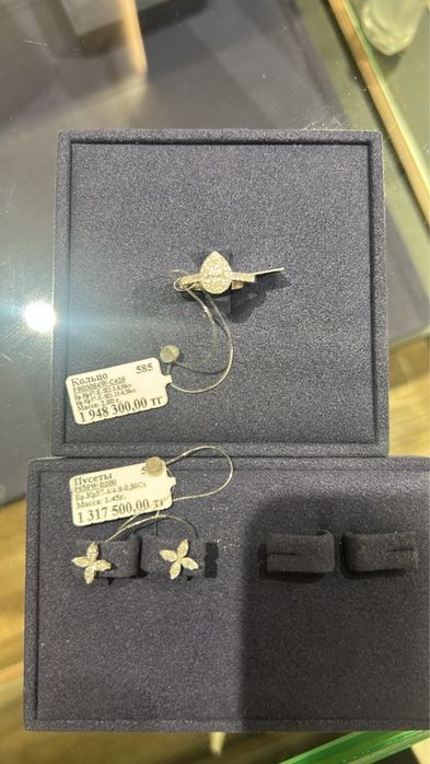 Продам сергьи и кольцо с бриллиантами