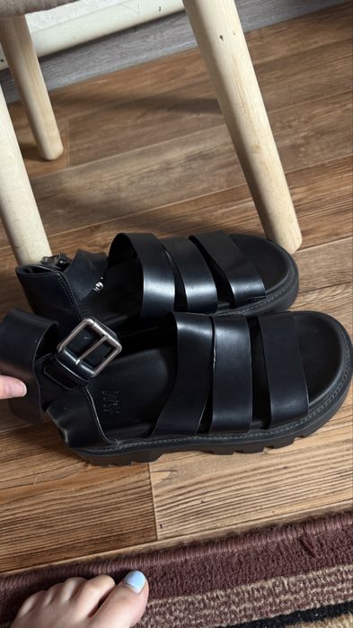 Продам Сандали летние H&M