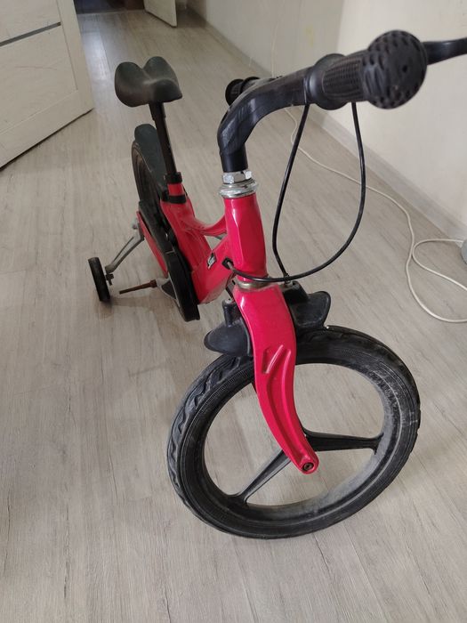 Детский велосипед красний