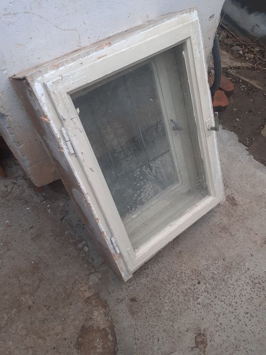 Vand fereastra cu tamplarie din lemn si geamuri duble pt baie /camara
