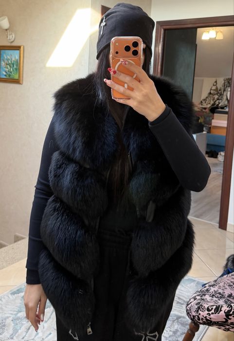 Vesta neagra de blana purtata