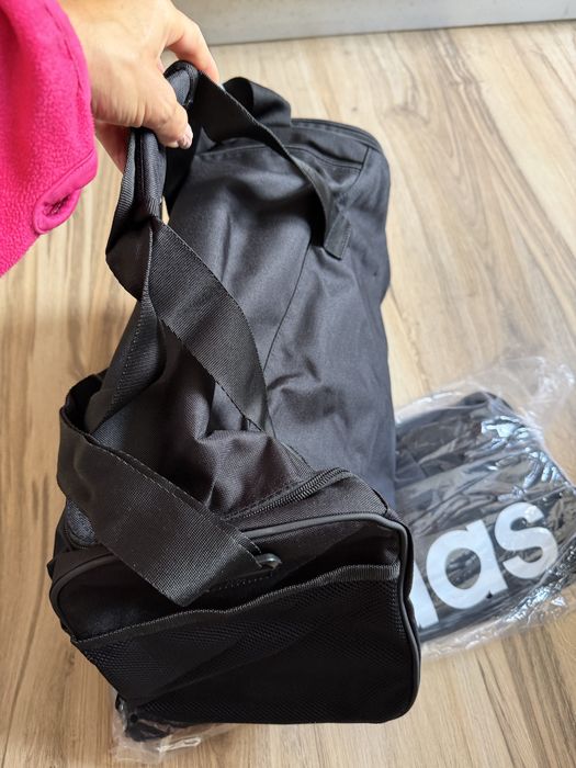 Чисто нов малък оригинален Сак Adidas Essentials Linear Duffel S !