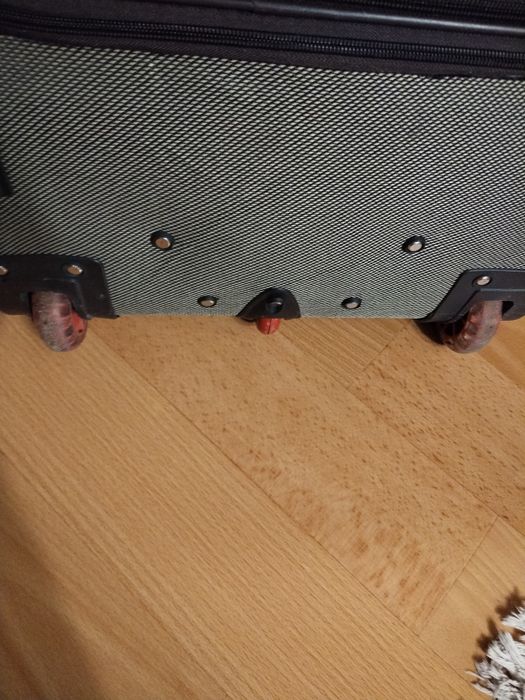 Продаю чемодан на колесах