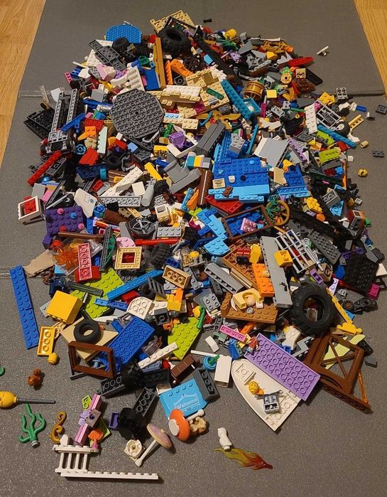 2,2 kg de jucării Lego originale (60 de lei)