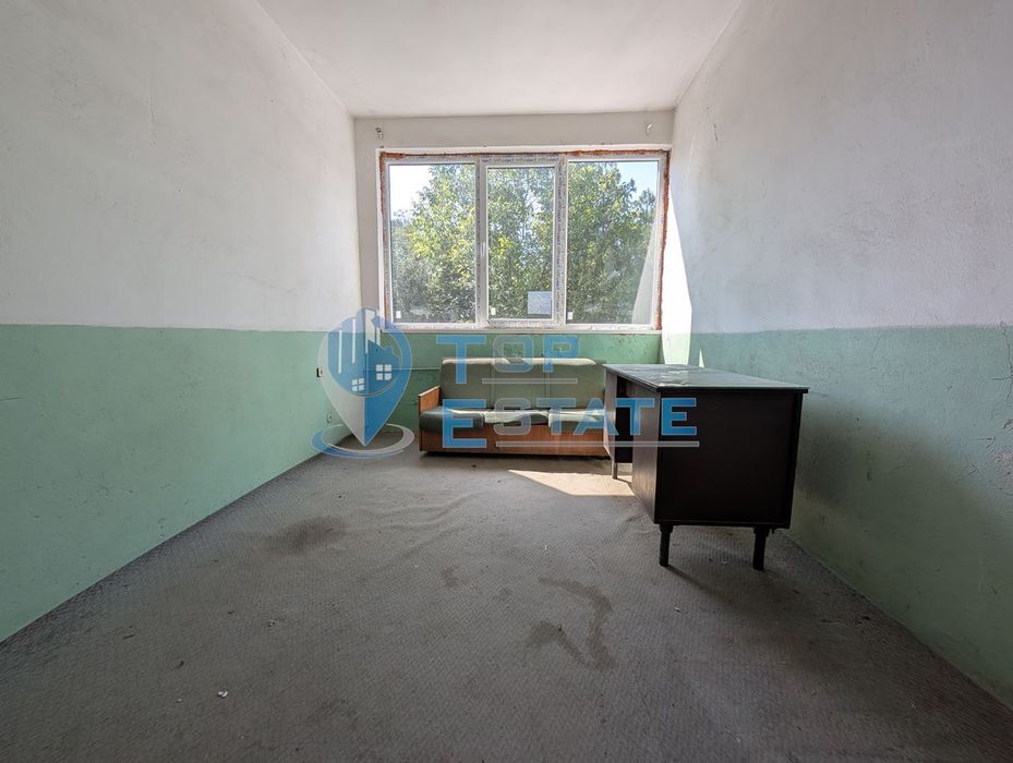 Търговска сграда в центъра на село Самоводене