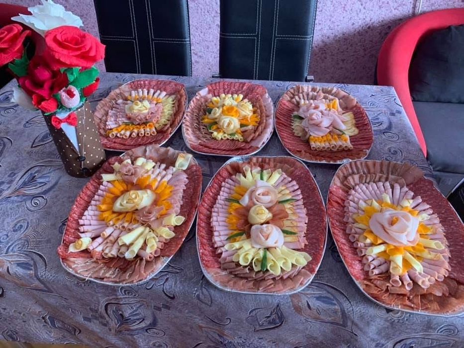 Изработка на плата от сухи мезета , шунки и сирена и кашкавали