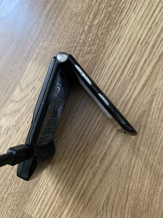 Telefon de colectie Motorola Flip V3i cu clapeta.Nu este functional.