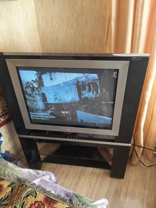 Телевизор LG с подставкой