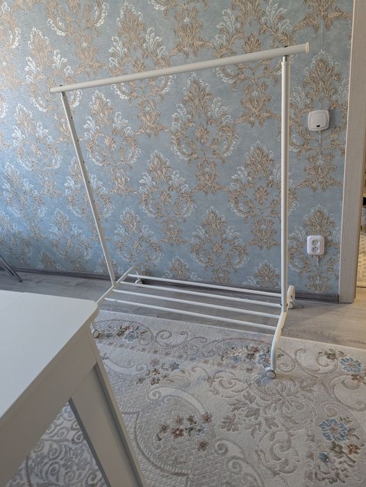 Продам вешалку напольная