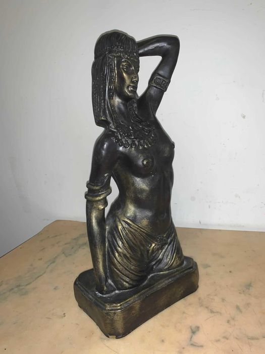 Statuie cu tenta egipteana