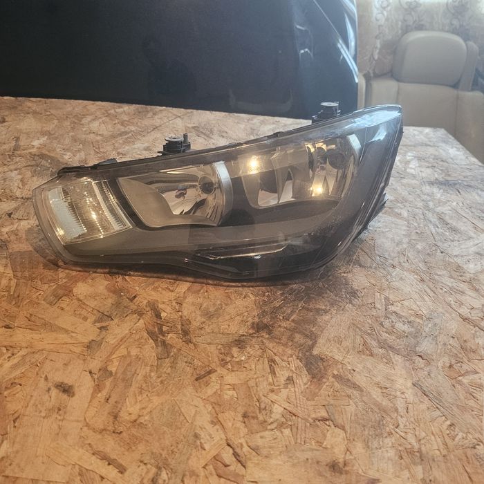 Ляв фар за ауди А1  оригинален