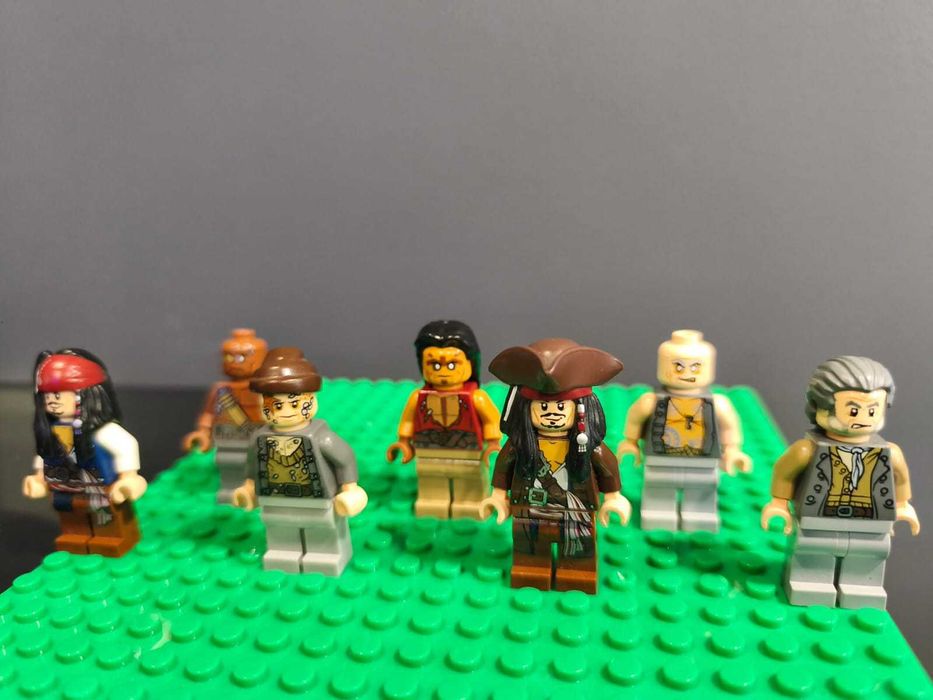 LEGO Минифигурки „Карибски пирати“