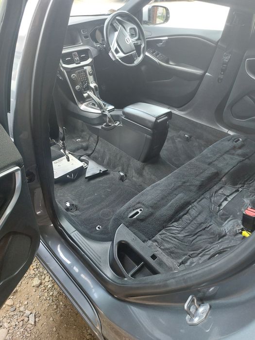 Servicii curățare interioare auto, saltele, canapele, etc.