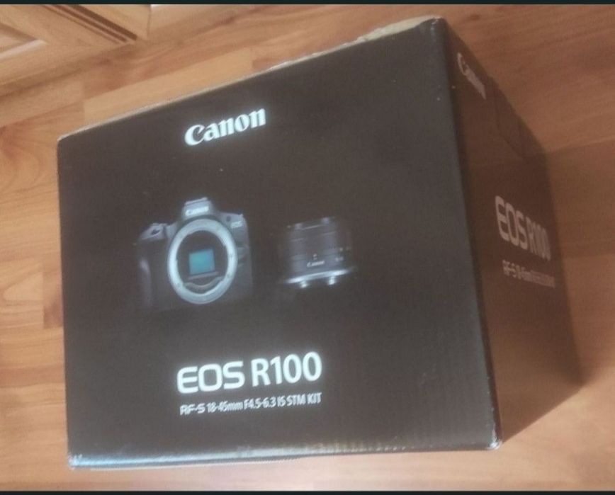 Aparat foto Mirrorless Canon EOS R100 + RF-S 18-45mm f/4.5-6.3 IS STM Kit.