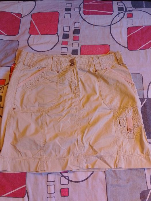 Къса бяла пола с джобчета