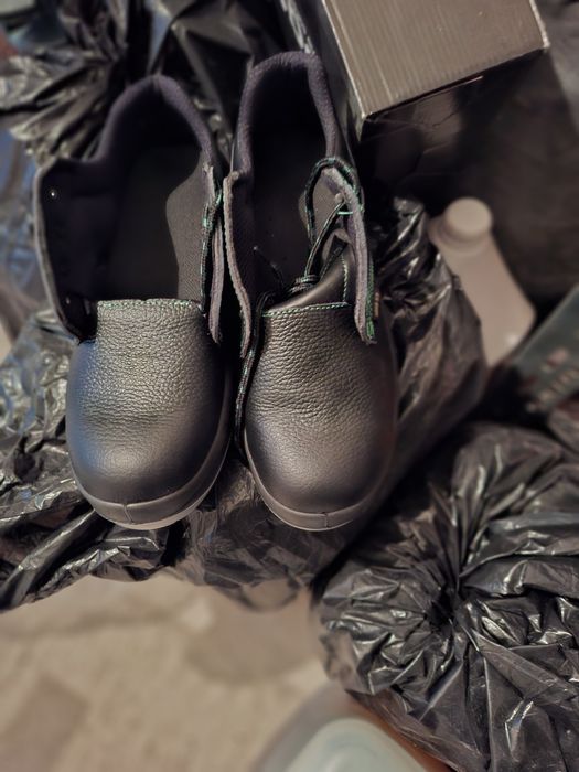 Продавам два чифта летни работни обувки и един чифт зимни