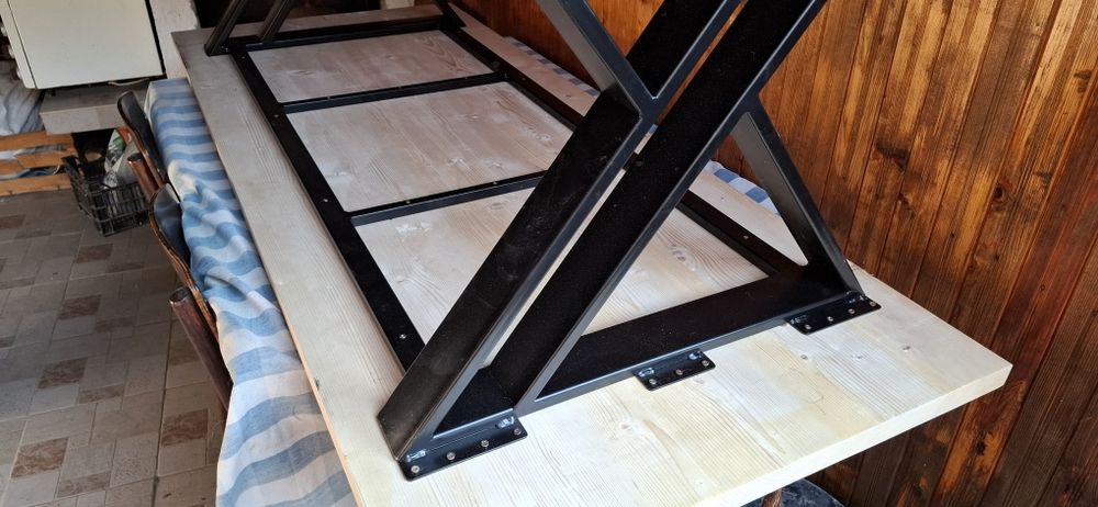 Комплект маса с две пейки